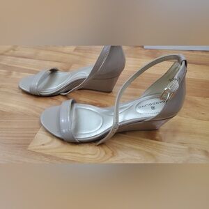 Bandolino Women's Beige Platform Sandals